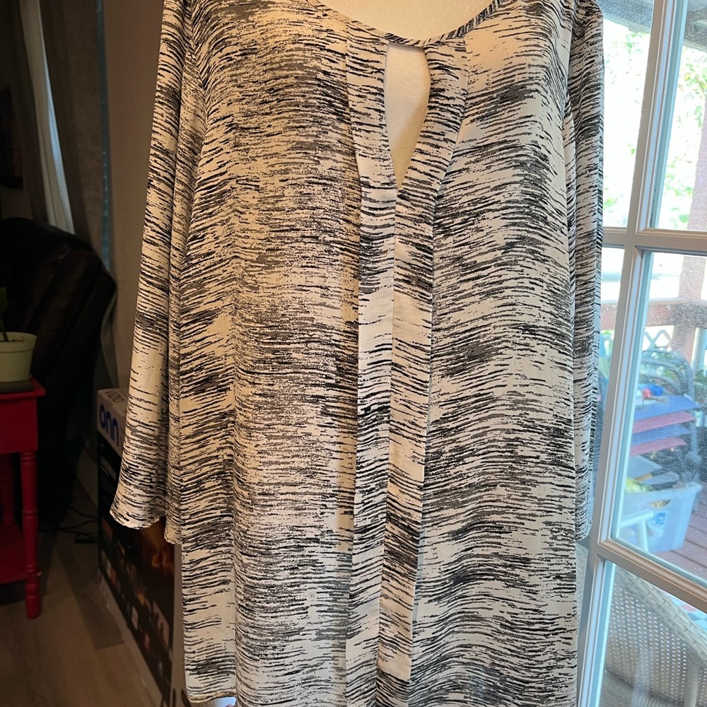 Rose & Olive Black and Cream Textured V‑Neck Blouse